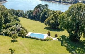 - une vue aérienne sur un grand champ avec une piscine dans l'établissement Beautiful Home In Concarneau With Wifi, à Concarneau