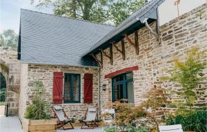 une maison en briques avec des volets rouges et des chaises sur une terrasse dans l'établissement Beautiful Home In Concarneau With Wifi, à Concarneau