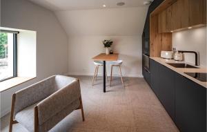 une cuisine avec un canapé et une table dans l'établissement Beautiful Home In Concarneau With Wifi, à Concarneau