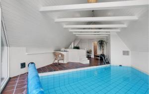 SkattebølleにあるBeautiful Home In Tranekr With 4 Bedrooms, Sauna And Private Swimming Poolの家内プール麺付きプール