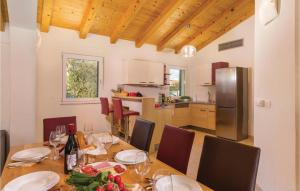 a dining room with a table and a kitchen at Gorgeous Home In Rezanci With Jacuzzi in Režanci