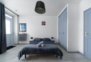a bedroom with a bed with a blue blanket at Le Venise - appartement design - centre ville - parcs in Vichy