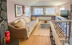 ein Wohnzimmer mit einem Sofa und einem Tisch in der Unterkunft 3 Bedroom Beautiful Home In Hovs in Hovås