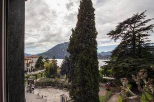 uma vista para uma grande árvore em um parque em Hotel Beretta em Perledo