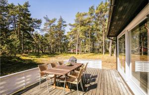 Vester SømarkenにあるCozy Home In Nex With Wifiの木製デッキ(テーブル、椅子付)