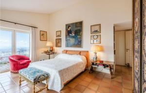 - une chambre avec un lit et une grande fenêtre dans l'établissement Beautiful Home In Poggio Catino With Wifi, à Poggio Catino