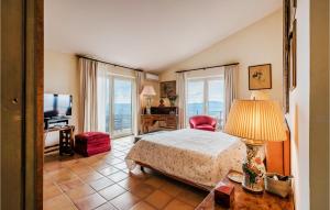 - une chambre avec un lit et une chambre avec une fenêtre dans l'établissement Beautiful Home In Poggio Catino With Wifi, à Poggio Catino