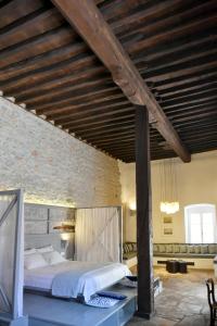 Postel nebo postele na pokoji v ubytování Keresbino Hydra Manor House + 23 fotografií