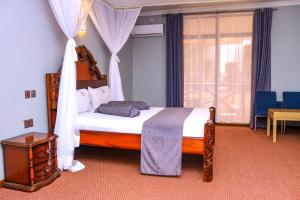 Een bed of bedden in een kamer bij Sheratton Beach Villagio