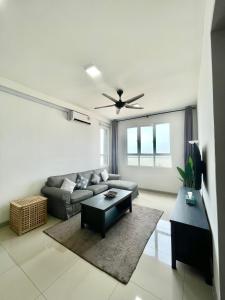 Χώρος καθιστικού στο KiRA Drawbridge Homestay max 8 pax only with pool WIFI NETFLIX near KTCC Mall +19 φωτογραφίες