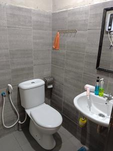 uma casa de banho com um WC e um lavatório em Myera Hotel em Banting