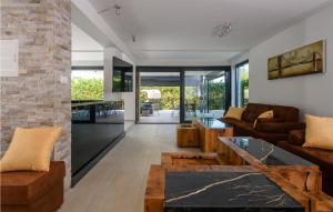 uma sala de estar com um sofá e uma mesa em 4 Bedroom Stunning Home In Fazana em Fažana