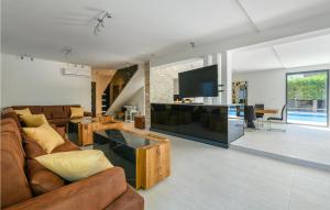 uma sala de estar com um sofá e uma televisão em 4 Bedroom Stunning Home In Fazana em Fažana