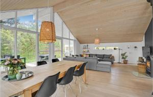 comedor y sala de estar con mesa y sillas en 4 Bedroom Cozy Home In Lgstr en Trend