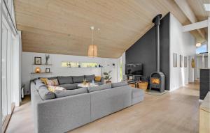 sala de estar con sofá gris y chimenea en 4 Bedroom Cozy Home In Lgstr en Trend