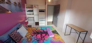 Una cama o camas en una habitación de 1 Chambre privative avec bureau et cuisine dans maison 105 m2 Montfaucon