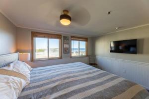 1 dormitorio con 1 cama, TV y 2 ventanas en ML316 Stylish Modern! Breathtaking Mtn/Trail view en Snowshoe