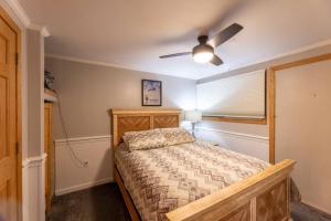 1 dormitorio con 1 cama y ventilador de techo en ML316 Stylish Modern! Breathtaking Mtn/Trail view en Snowshoe