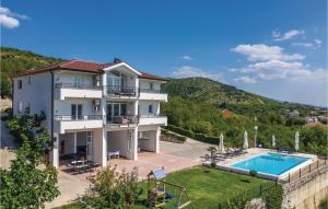une villa avec une piscine et une maison dans l'établissement Gorgeous Home In Glavina Donja With Kitchen, à Donja Glavina