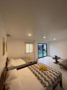 a bedroom with two beds and a window at Kasamigos Guesthouse with Fast Internet in Puerto Princesa City