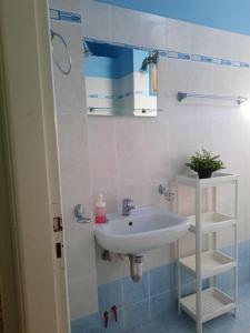 ein Badezimmer mit einem weißen Waschbecken in einem Zimmer in der Unterkunft Panagioula in Methana + 47 Fotos