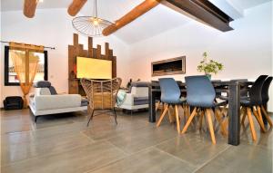 sala de estar con mesa de comedor y sillas en Stunning Home In Beaucaire With Wifi, en Beaucaire