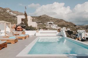 una piscina al lado de una villa en Villa of Roses in Naxos - Private villa with pool, en Naxos Chora