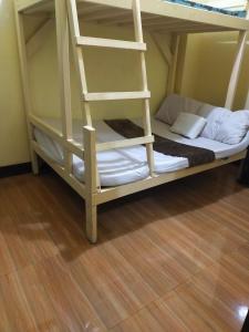 Litera con escalera en una habitación en Vacation Station Baguio, en Baguio