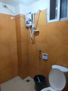 y baño con aseo y ducha. en Vacation Station Baguio, en Baguio