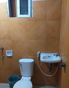 y baño con aseo y lavamanos. en Vacation Station Baguio, en Baguio