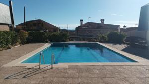 ein Schwimmbad in der Mitte eines Gartens in der Unterkunft La Casita de Cabanillas. Cabanillas de la Sierra. in Cabanillas de la Sierra