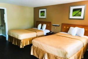 um quarto de hotel com duas camas num quarto em OYO Hotel Tallahassee Downtown em Tallahassee