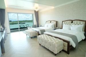 Letto o letti in una camera di Cube9 Resort & Spa 큐브9 리조트 & 스파