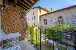 a balcony with a bench next to a building at B&B Il Piccolo Paradiso in San Felice del Benaco