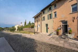 una strada vuota in una città con un edificio di B&B Il Piccolo Paradiso a San Felice del Benaco