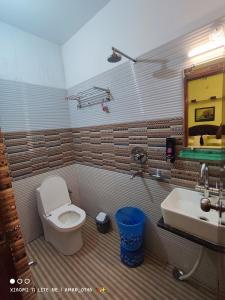 Hotel Prabhat的一间浴室