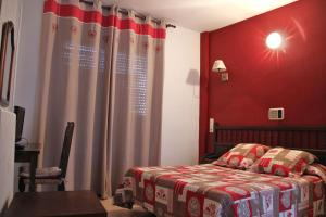 Ένα ή περισσότερα κρεβάτια σε δωμάτιο στο Hotel Garona