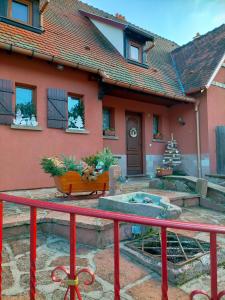 a house with a hot tub in the yard at Chez Yolande in Nothalten