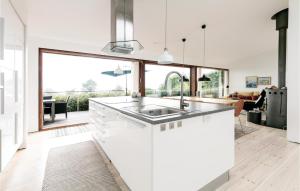 cocina con fregadero y ventana grande en Lovely Home In Allinge With House Sea View, en Allinge