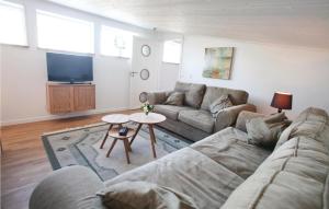 SkillingarydにあるBeautiful Home In Skillingaryd With 4 Bedrooms, Sauna And Wifiのリビングルーム(ソファ、テレビ付)