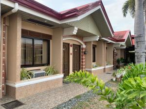 een huis met een veranda en een huis bij Balay Inato Pension in Puerto Princesa City