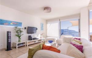 ein Wohnzimmer mit einem Sofa und einem TV in der Unterkunft Cozy Home In Cmpeta With House A Mountain View in Árchez