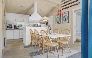 cocina y comedor con mesa y sillas en Gorgeous Home In Nex With Wifi, en Vester Sømarken