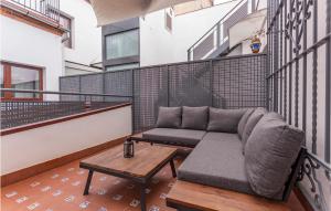 Χώρος καθιστικού στο 1 Bedroom Stunning Apartment In Sevilla