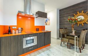 een keuken en eetkamer met een tafel en een magnetron bij Amazing Apartment In Sevilla With Kitchen in Sevilla