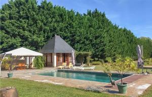 una piscina con cenador y una casa en 5 Bedroom Nice Home In Fontaine Gurin en Fontaine-Guérin