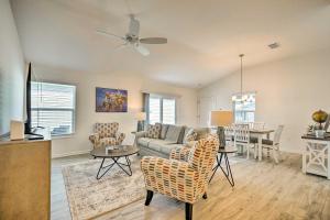 sala de estar con sofá, sillas y mesa en Sunny Florida Escape with Pool Access, Patio and Grill en Wildwood