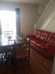 sala de estar con sofá rojo y mesa en Large countryside home, en Tow Law