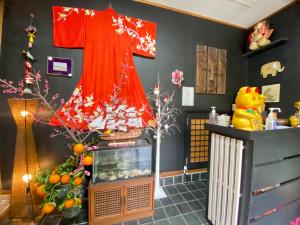 sklep z choinką i sukienką na ścianie w obiekcie Hanamizuki Onsen Resort w mieście Ito