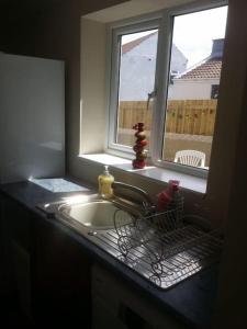 encimera de cocina con fregadero y ventana en Large countryside home, en Tow Law